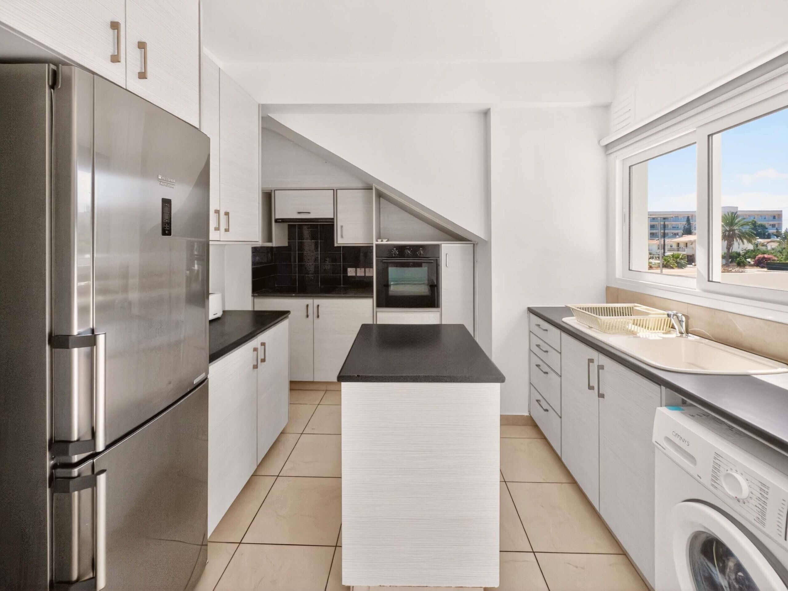 Fridge, microwave, oven, coffee/tea maker