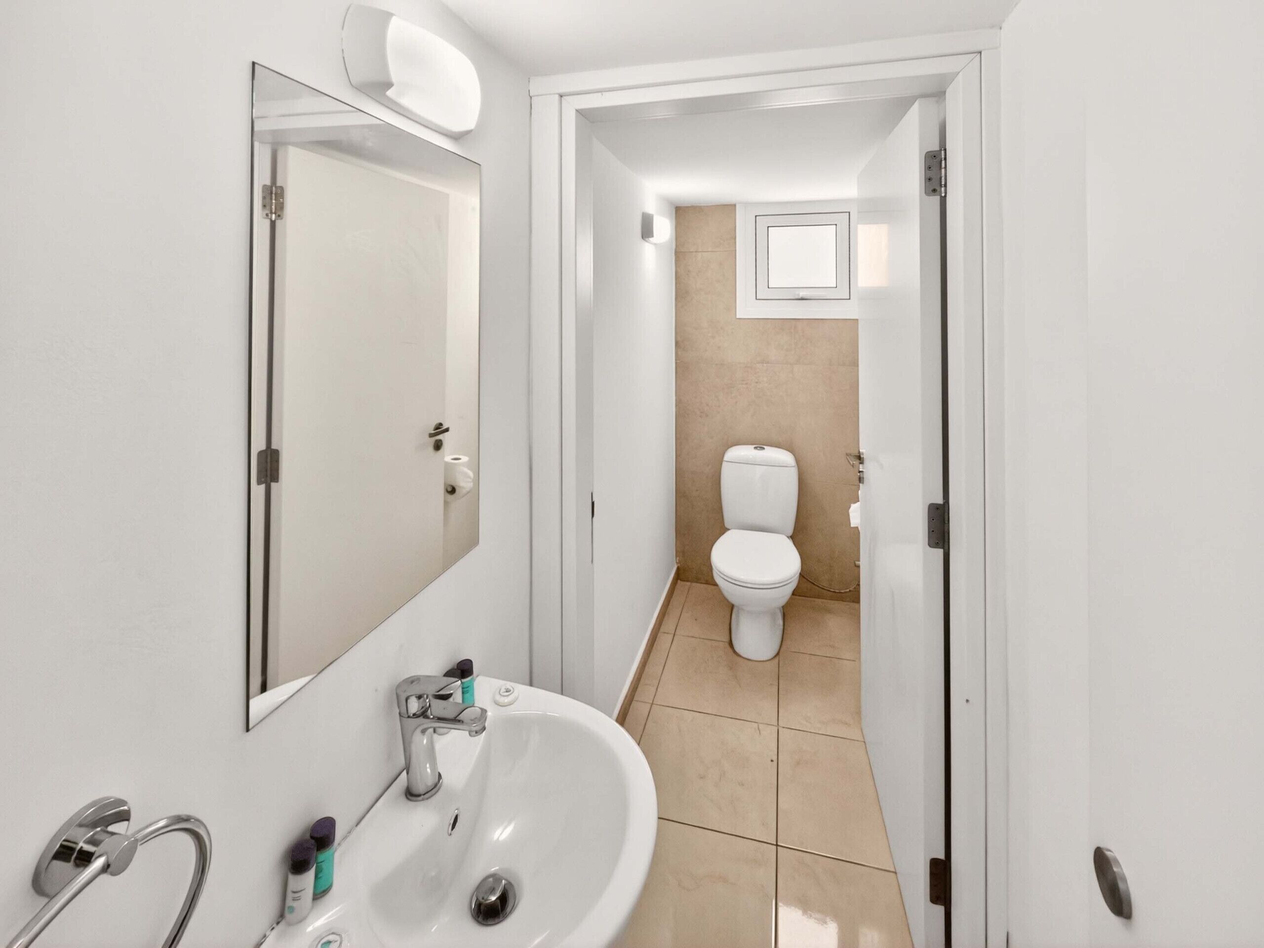 Shower, hair dryer, towels, shampoo