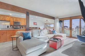 Smart TV, fireplace, computer monitors - Ski in Ski Out w/ Shared hot tub and Amazing Views (Copper Mountain)