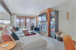 Smart TV, fireplace, computer monitors - Ski in Ski Out w/ Shared hot tub and Amazing Views (Copper Mountain)
