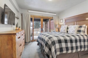 Desk, iron/ironing board, free WiFi, bed sheets - Ski in Ski Out w/ Shared hot tub and Amazing Views (Copper Mountain)