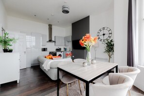 Living area - The Regency | Spacious Seafront Studio w/ Terrace! (Southend on sea)