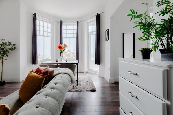 Living area - The Regency | Spacious Seafront Studio w/ Terrace! (Southend on sea)