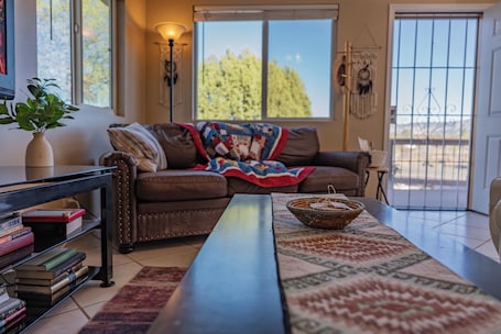 Smart TV, books. Serenity at Rimrock, swim spa, views, fenced yard, pet friendly!