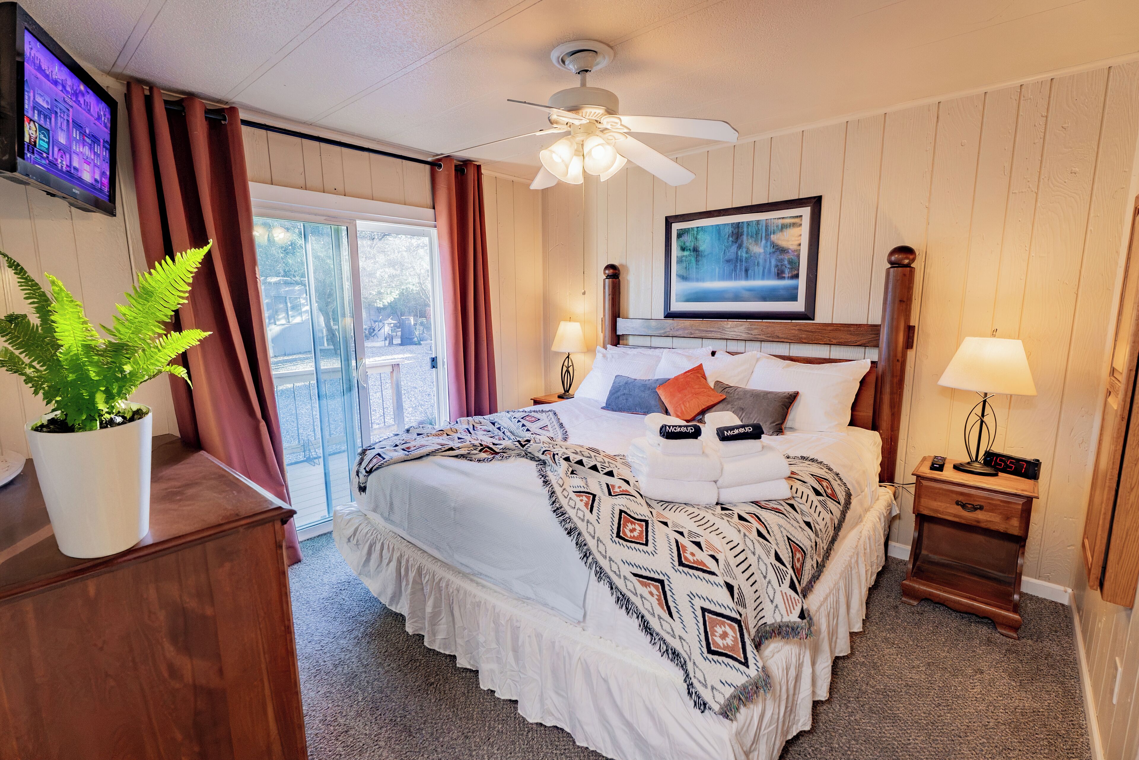 Tabla de planchar con plancha, wifi gratis y ropa de cama 