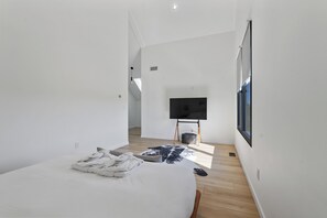 مكتب وواي فاي مجانًا وملاءات أسرّة