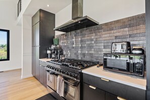 ثلاجة، ميكروويف، فرن، موقد طهي مسطح