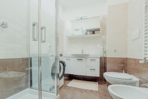 Douche, séchoir à cheveux, bidet, serviettes fournies