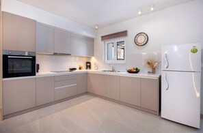 Kühlschrank, Wasserkocher mit Kaffee-/Teezubehör