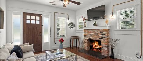 Una televisión, una chimenea