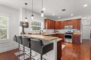 Microwave, oven, stovetop, dishwasher - Cozy 2-bedroom house in Tampa (Tampa)