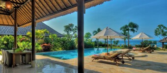 Villa Nirwana ved sjøen – Privat basseng, jacuzzi & solnedgangsutsikt