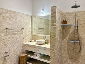 Shower, hair dryer, towels, shampoo - Beachfront Villa Nirwana - Private Pool, Jacuzzi, Sunset Views & Friendly Staff! (Seririt, Kabupaten Buleleng, Bali)