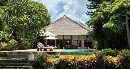 Beachfront Villa Nirwana - Private Pool, Jacuzzi, Sunset Views & Friendly Staff!