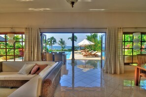 Books - Beachfront Villa Nirwana - Private Pool, Jacuzzi, Sunset Views & Friendly Staff! (Seririt, Kabupaten Buleleng, Bali)