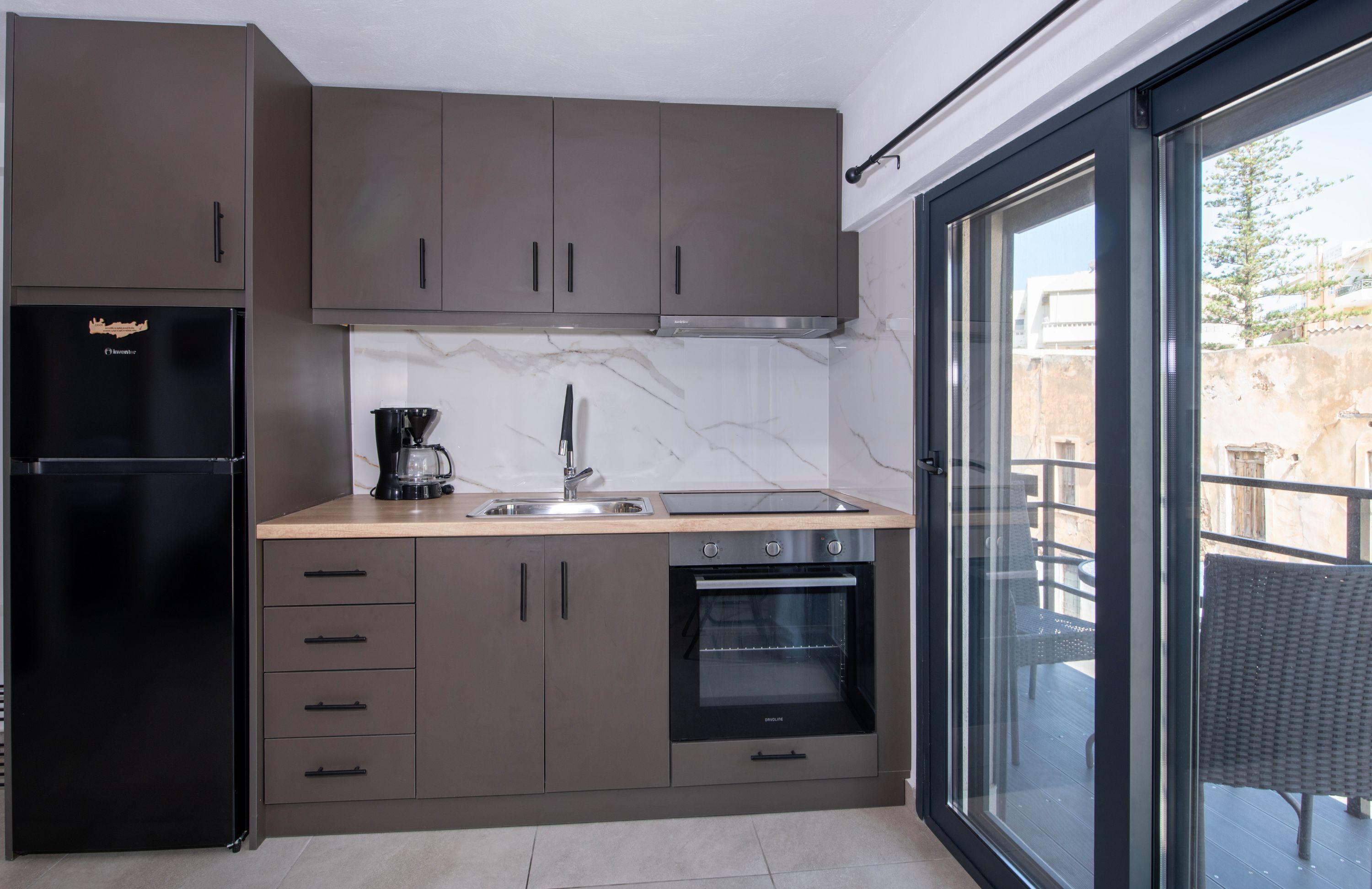 Kylskåp, ugn, kaffe- och tebryggare och brödrost