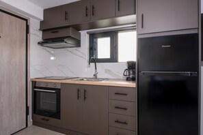 Jääkaappi, uuni, kahvin-/teenkeitin, leivänpaahdin