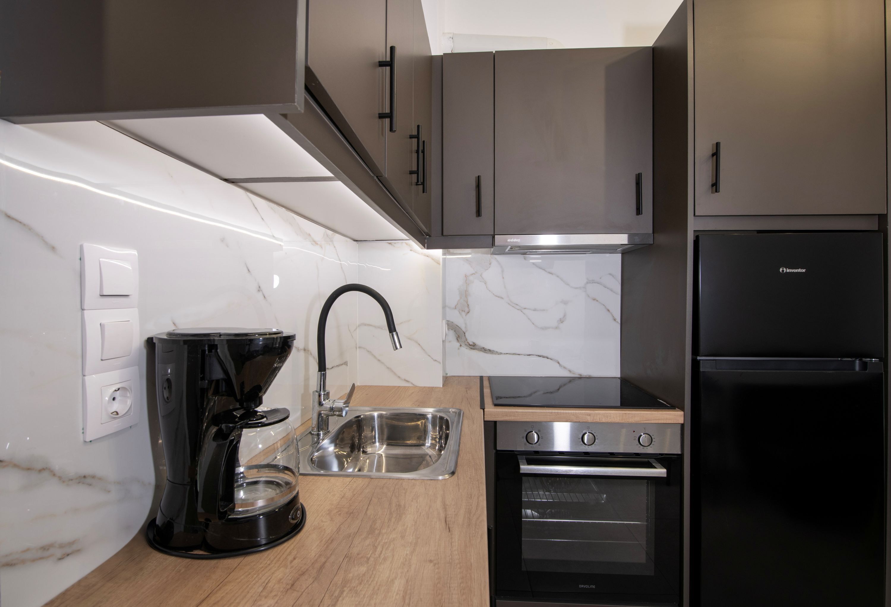 Kylskåp, ugn, kaffe- och tebryggare och brödrost