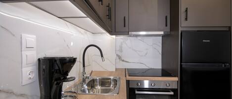 Kylskåp, ugn, kaffe- och tebryggare och brödrost