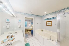 Shower, jetted bath, towels - ⛱️Walk to Beach Access | Covered Balcony | 5 Pools | Seascape Golf Villas 27H⛱️ (Miramar Beach)