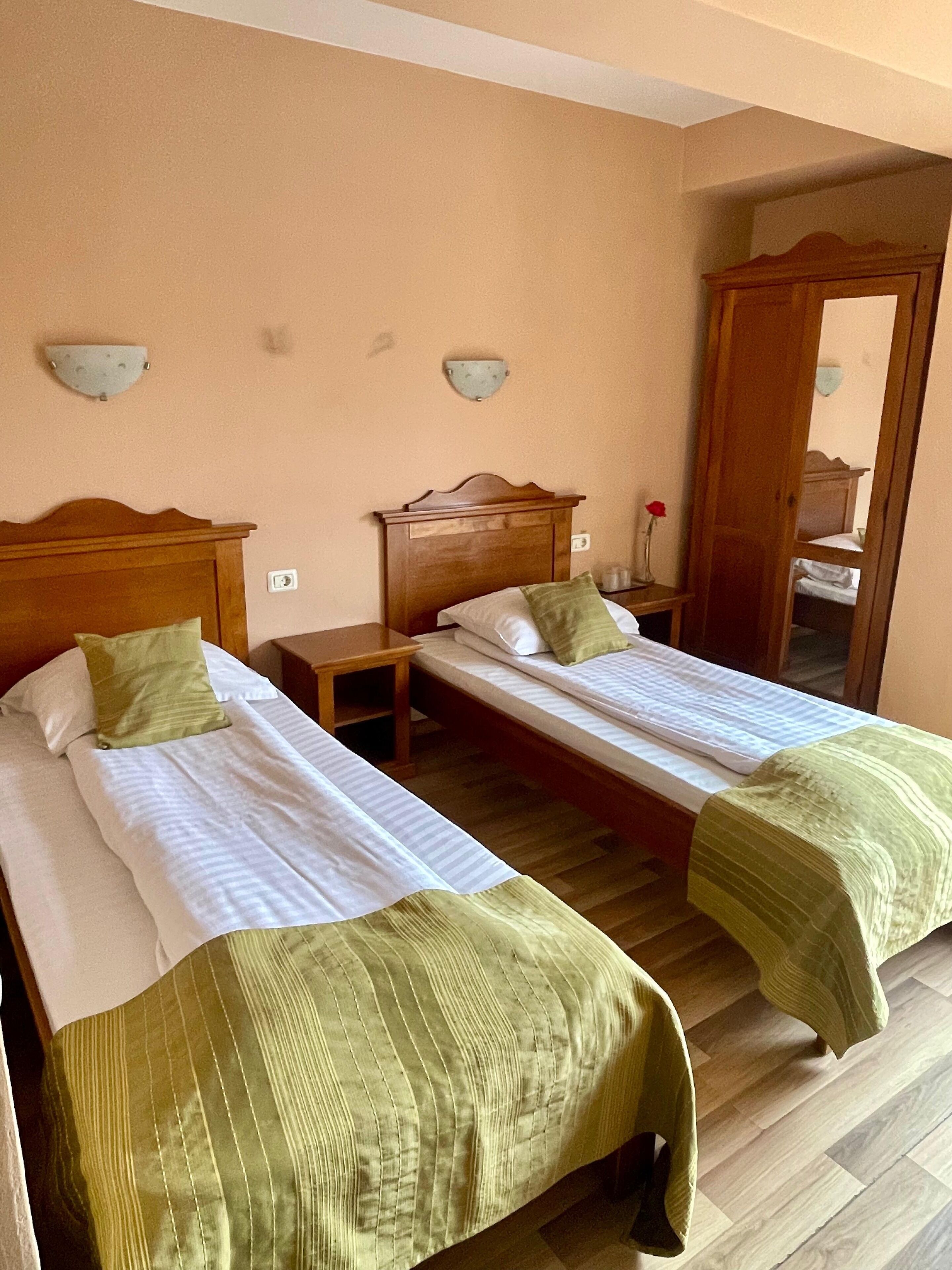 Chambre avec lits jumeaux, balcon | Salle de bain