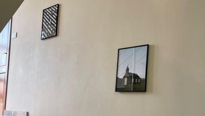 Eine Treppe mit Granitstufen und einem Metallgeländer.