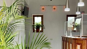 Eine moderne Küche mit einer Holzausstattung, Pendelleuchten und einem Blumentopf.