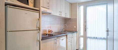 Kühlschrank, Mikrowelle, Geschirrspüler