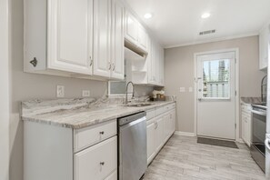 Fridge, microwave, oven, stovetop - 545 Queens Grant ~  3BR/2.5BA Coastal retreat (Hilton Head Island)