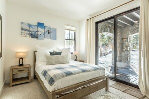 Tabla de planchar con plancha, wifi gratis y ropa de cama