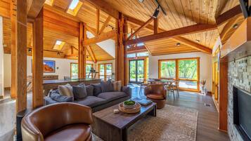 Smart TV, chimenea, futbolito y tenis de mesa