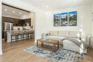 Smart TV, fireplace, table football, ping pong - New Snowcreek Luxury Retreat, Mountain Views, Near Shuttle Stop 641 (Mammoth Lakes)