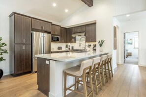 Fridge, microwave, oven, stovetop - New Snowcreek Luxury Retreat, Mountain Views, Near Shuttle Stop 641 (Mammoth Lakes)