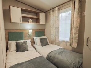 2 quartos, individualmente decorados, individualmente mobiliados