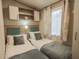 2 quartos, individualmente decorados, individualmente mobiliados