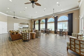 TV - 4BR Pool Home Near Disney Bella Vida (Kissimmee)