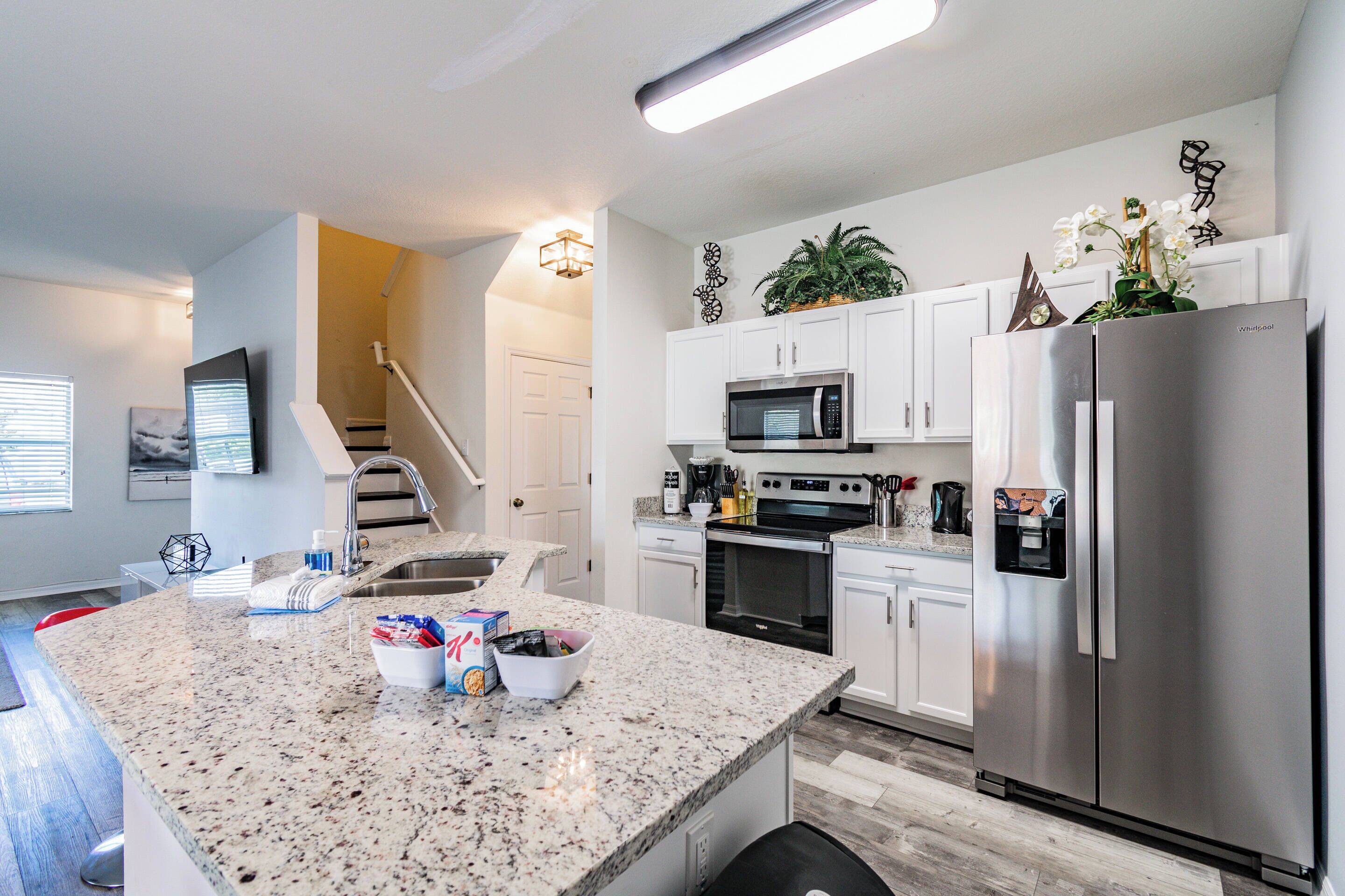 Refrigerador, microondas, horno y parrilla de estufa 