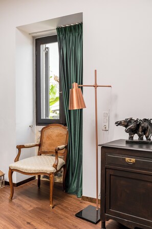 Villa Tradition, 2 chambres, piscine privée, vue mer | Coin séjour | TV connectée de 55 pouces avec chaînes par satellite, cheminée