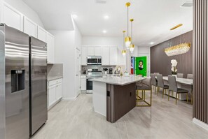 Fridge, microwave, oven, stovetop - New Luxury 5BR • Walk to SeaWorld (Orlando)
