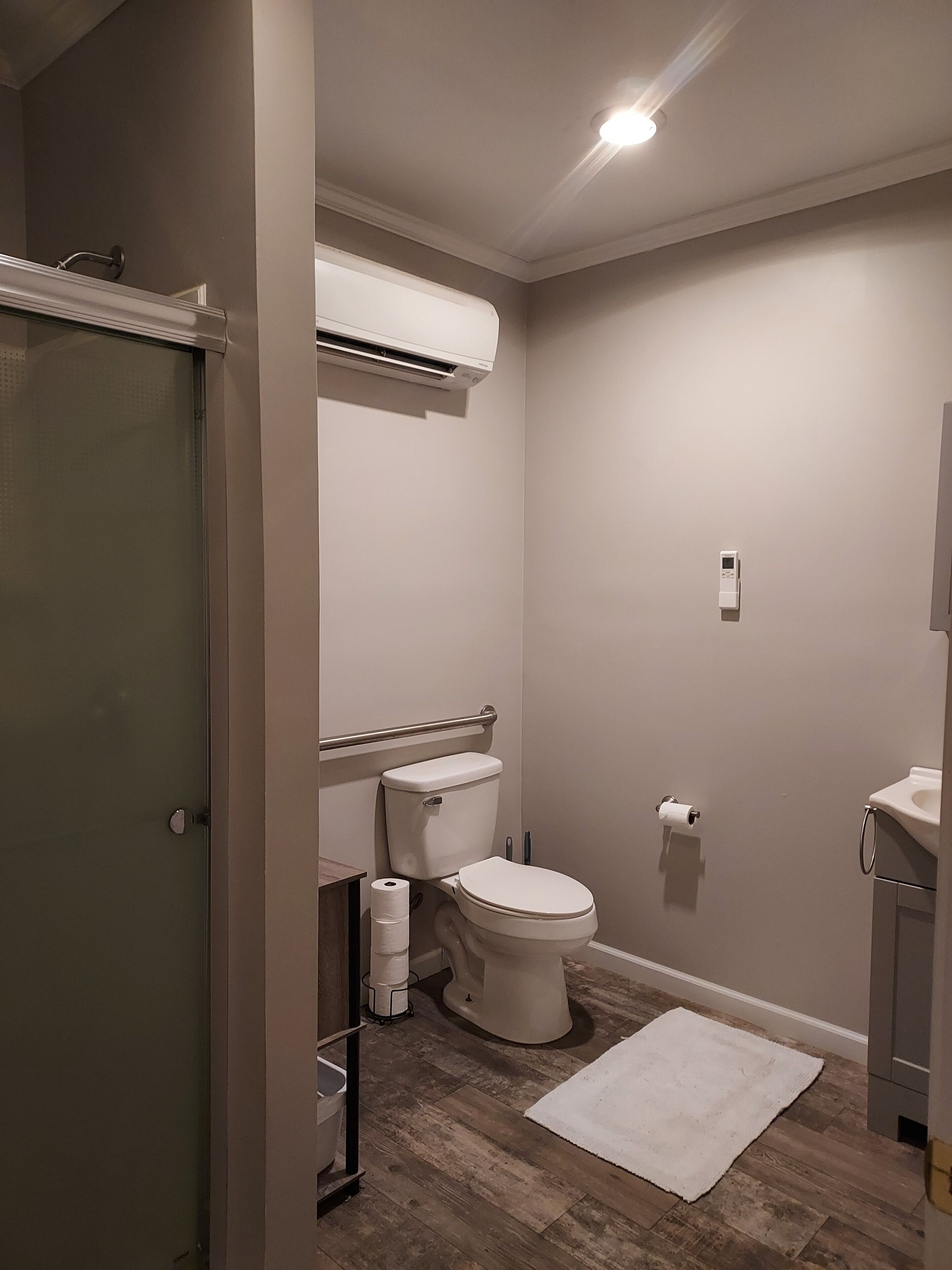 Douche, serviettes fournies, savon, papier toilette