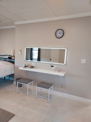 Room - Serene Modern Space on a Pecan Grove near Historic Downtown Abbeville (Abbeville)