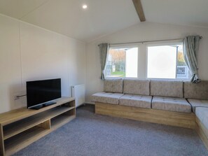 Living area - Jurassic Discovery (Bridport)