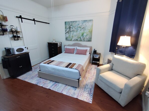 Room - Clean Cozy Studio Apartment in West Warwick (West Warwick)