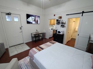 Room - Clean Cozy Studio Apartment in West Warwick (West Warwick)