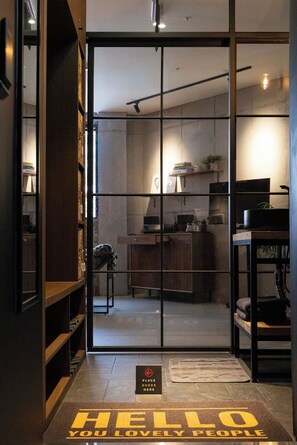 A modern interior with a sliding glass door leading to a kitchen area. - Spacious Loft with full kitchen in Seoul, close to Myeongdong, DDP, Euljiro (Seoul)