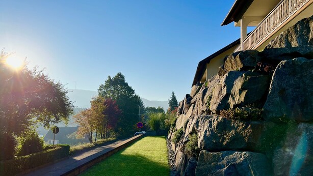 A stone retaining wall with a grassy area and a clear sky. - Apartment “Black Forest Brandenkopfblick” with Terrace, Garden and Wi-Fi (Zell)