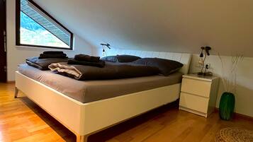 2 bedrooms, desk, iron/ironing board, WiFi