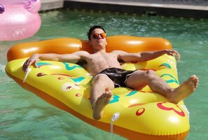 Una piscina al aire libre (de 13:00 a 20:00), sombrillas, tumbonas