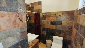 Secador de cabelo (mediante solicitação), toalhas de banho, sabonete