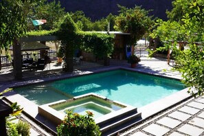 Outdoor pool, open 1:00 PM to 8:00 PM, pool umbrellas, pool loungers - Hotel Villa de Urike  (Urique)